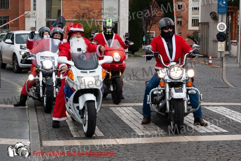 0073-2020-12-25-VOLONTARIATO-OSPEDALI-BABBO-NATALE-MOTO