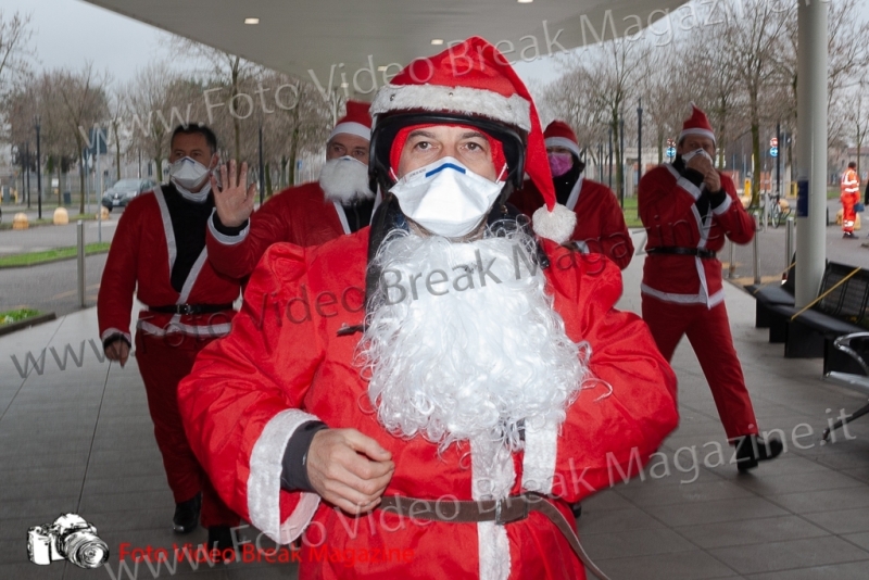 0079-2020-12-25-VOLONTARIATO-OSPEDALI-BABBO-NATALE-MOTO